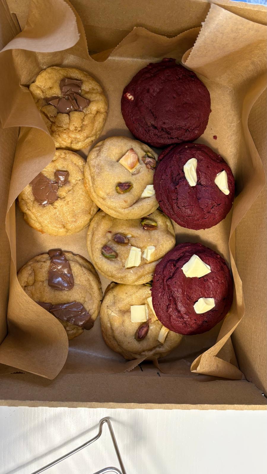 Galletas con forma de corazón junto a una taza